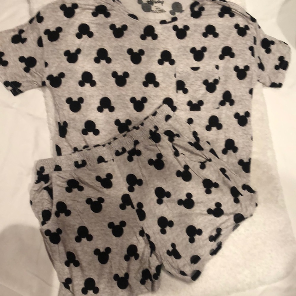 Disney Mickey Pajama Set Short Sleeve Top and shorts with pockets Size Small